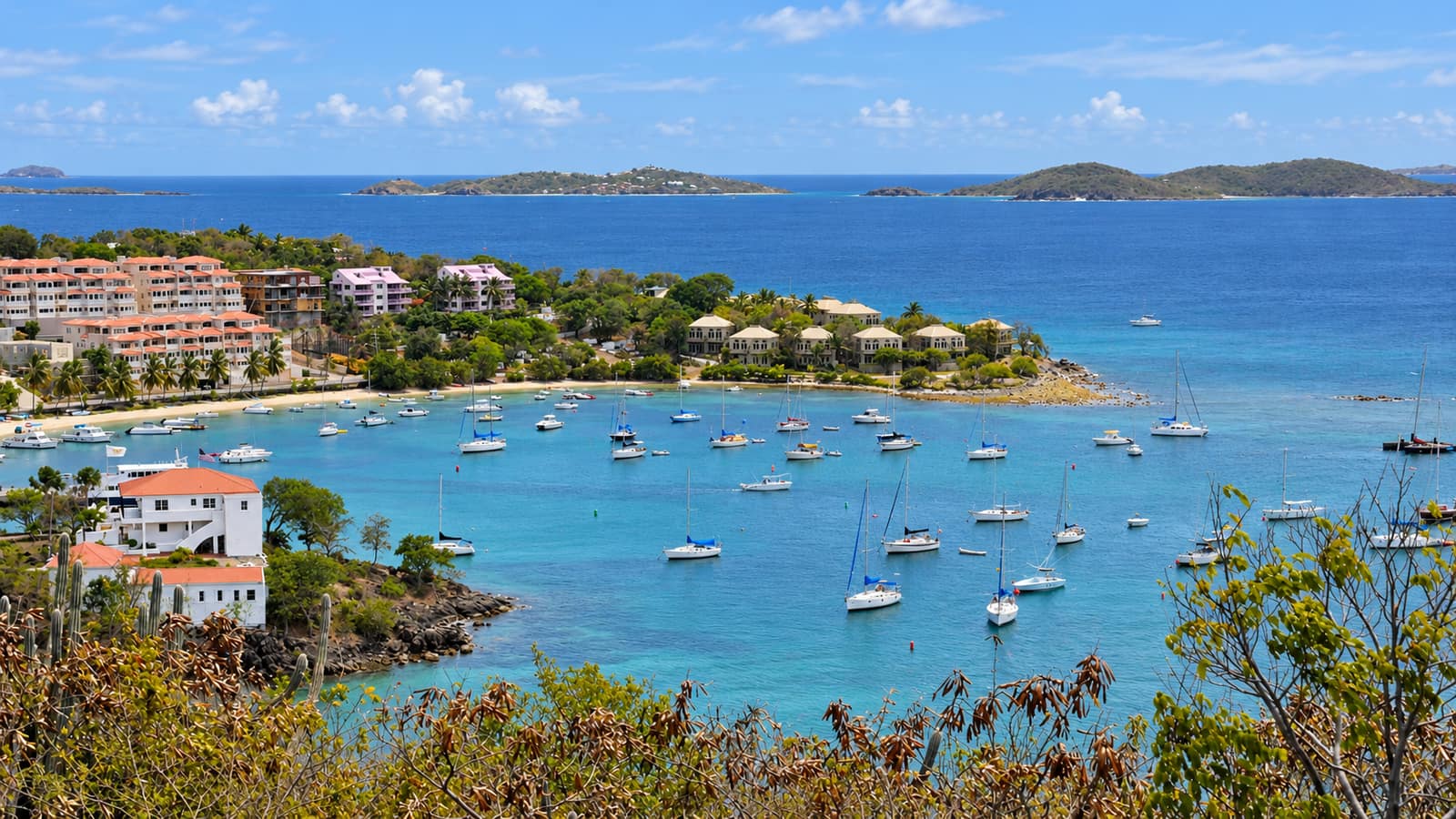 Des bateaux au mouillage à Cruz Bay, au pied du versant côtier de St. John.