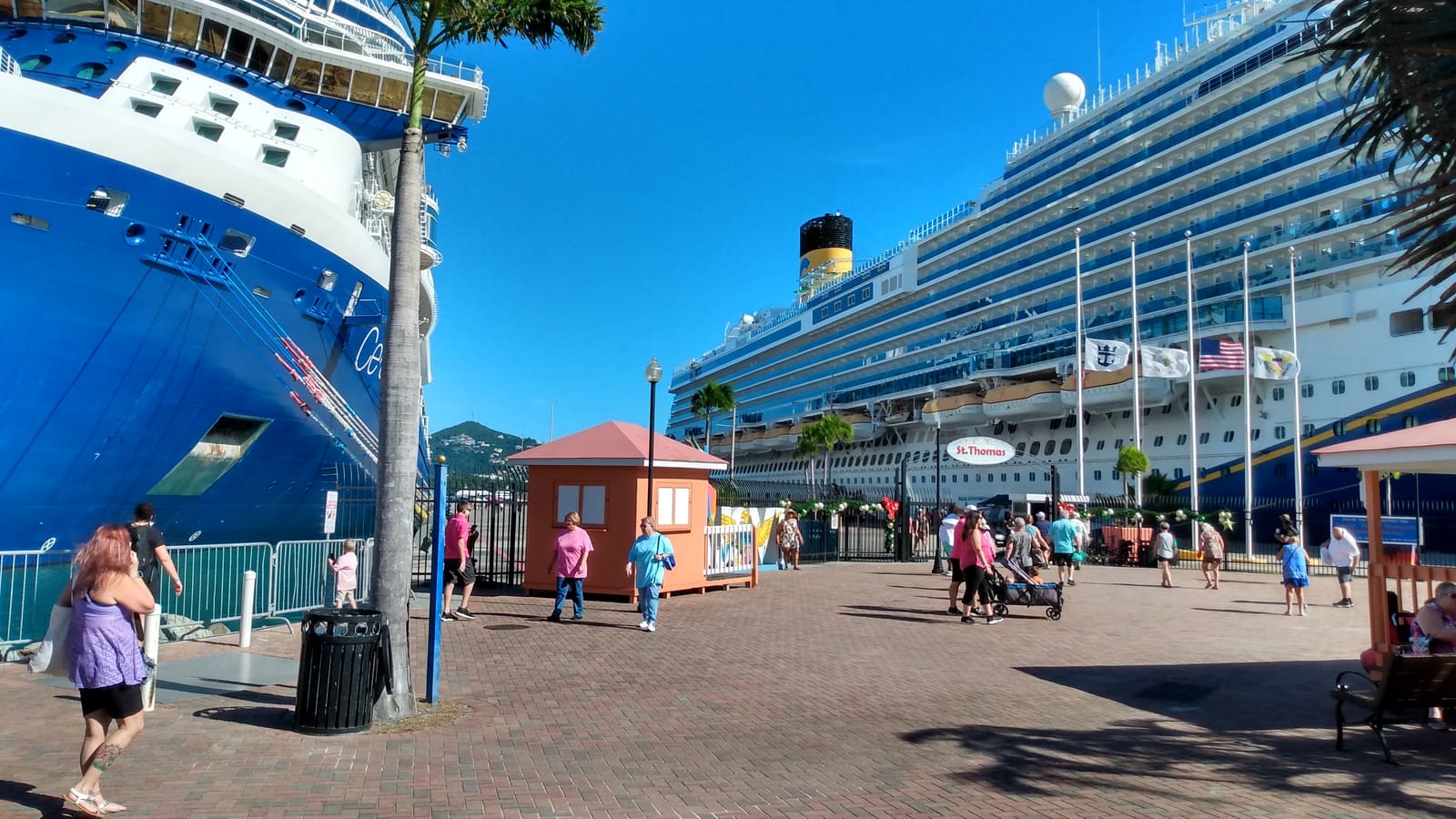 Vizitè ant bato kwazyè ak ti kay zoranj tèminal Crown Bay, St. Thomas.