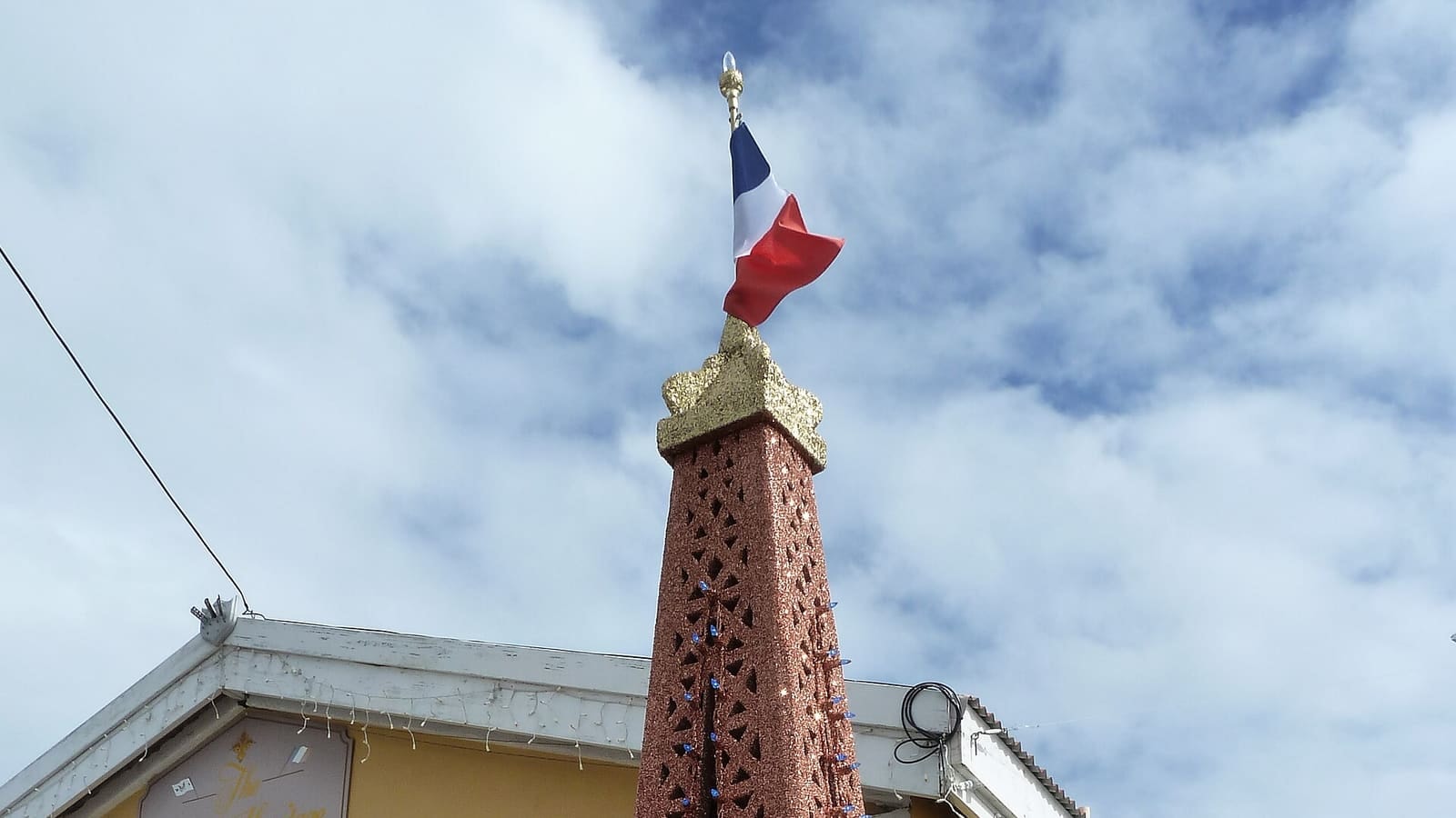 Frenchtown Heritage Museum ak yon eskilti Tou Eiffel, Frenchtown, St. Thomas